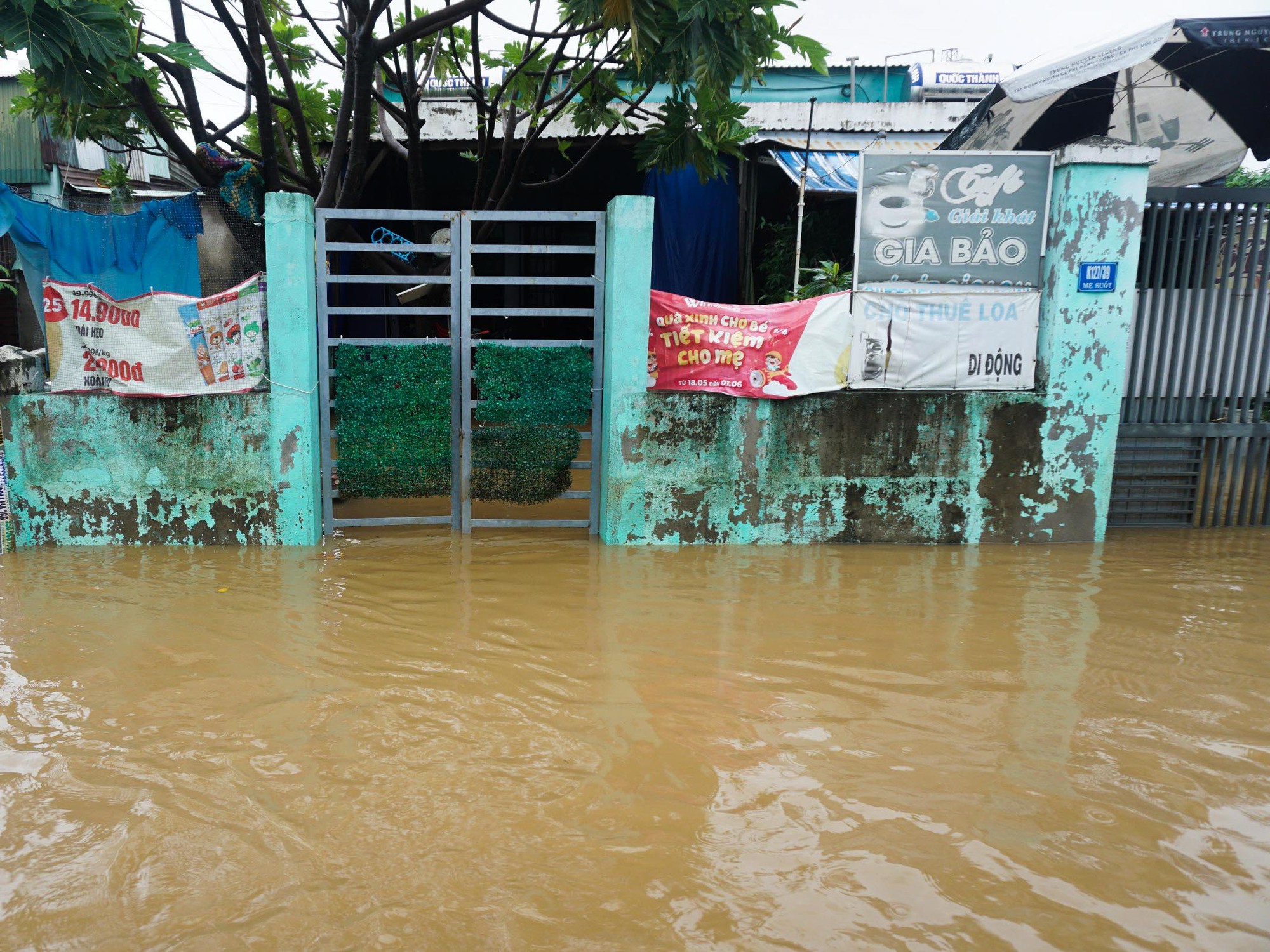 Đà Nẵng: Người dân ở Mẹ Suốt chạy lụt lần 2 muốn bán nhà vì quá khổ - Ảnh 1.