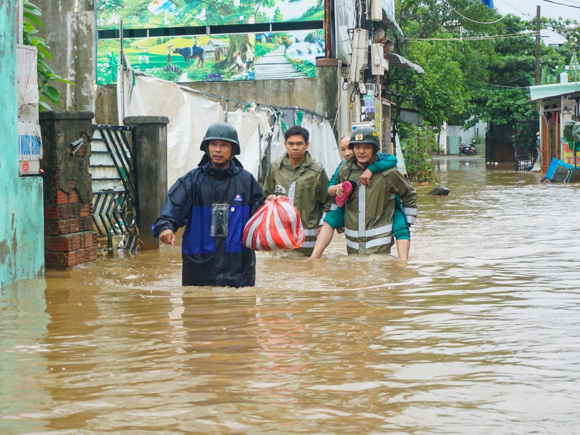 Mưa lũ Đà Nẵng: Người dân lại tất tả chạy lụt, chính quyền sơ tán 1.000 người - Ảnh 5.