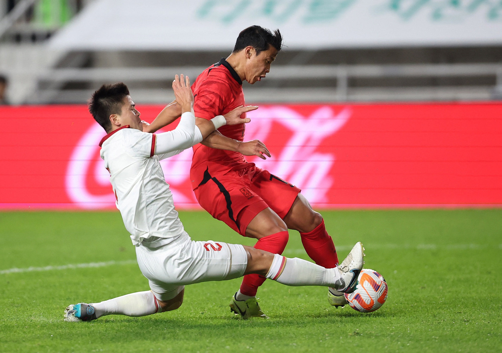 Duy Mạnh cản phá cú dứt điểm của cầu thủ Hàn Quốc