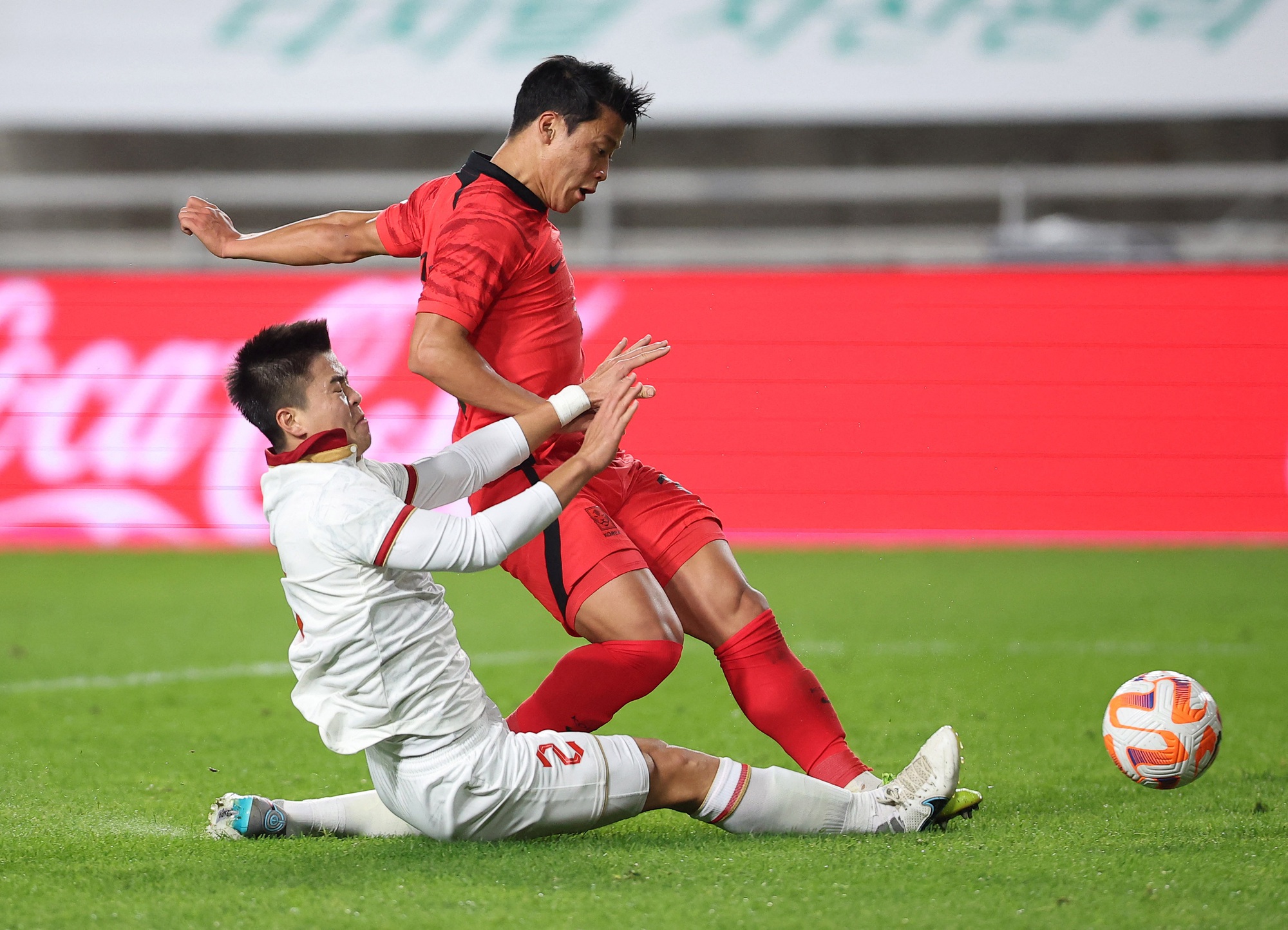 Duy Mạnh trong trận giao hữu với đội tuyển Hàn Quốc hồi tháng 10