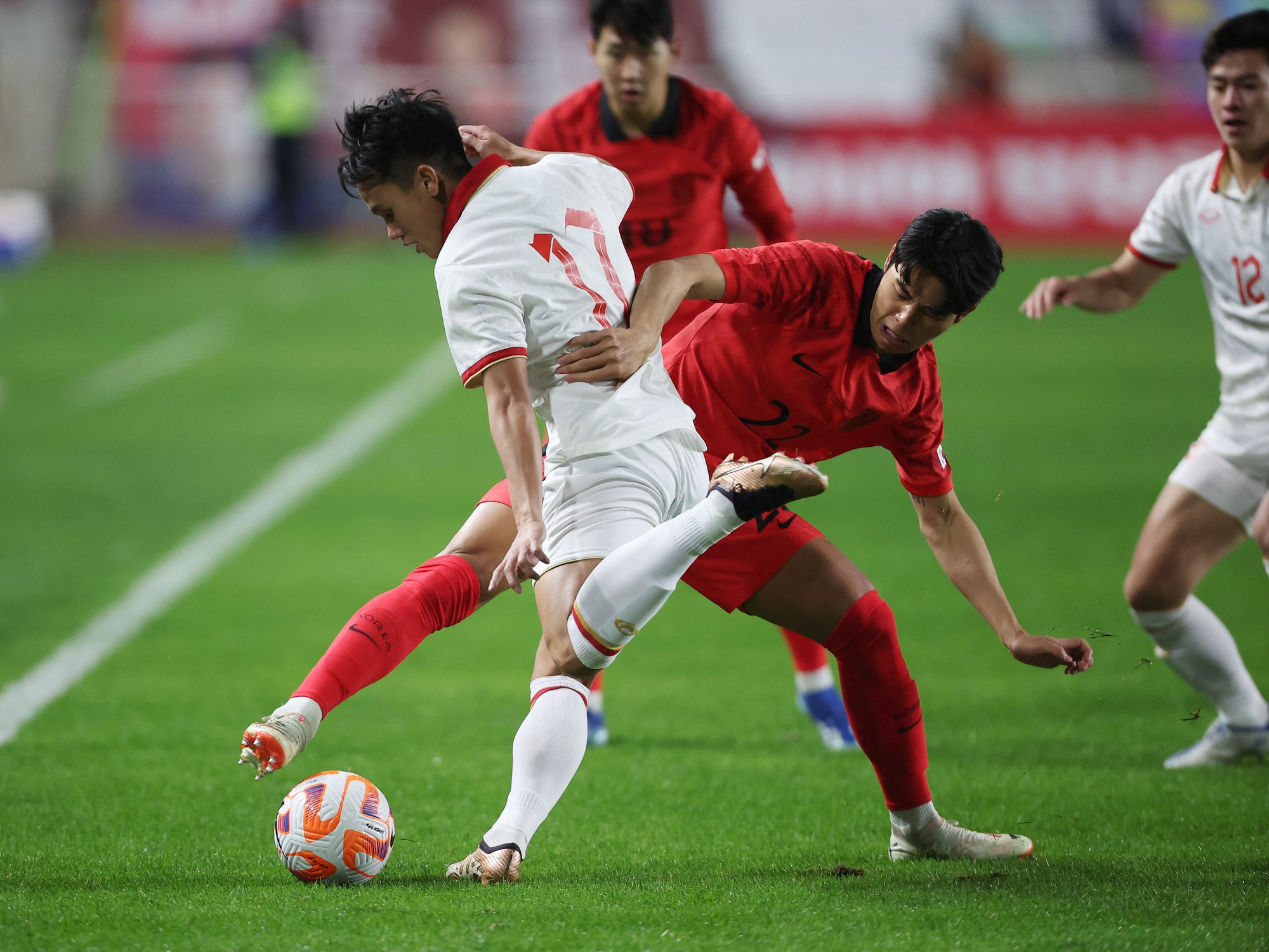 Minh Trọng trong trận giao hữu với đội tuyển Hàn Quốc