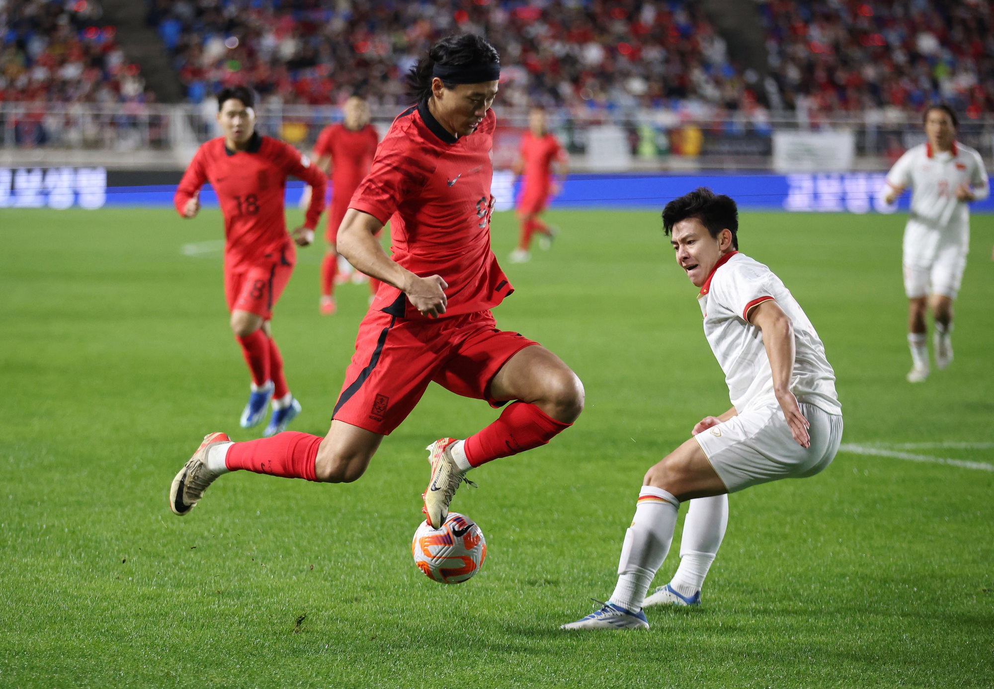Một pha đi bóng của cầu thủ Hàn Quốc trước đội tuyển Việt Nam