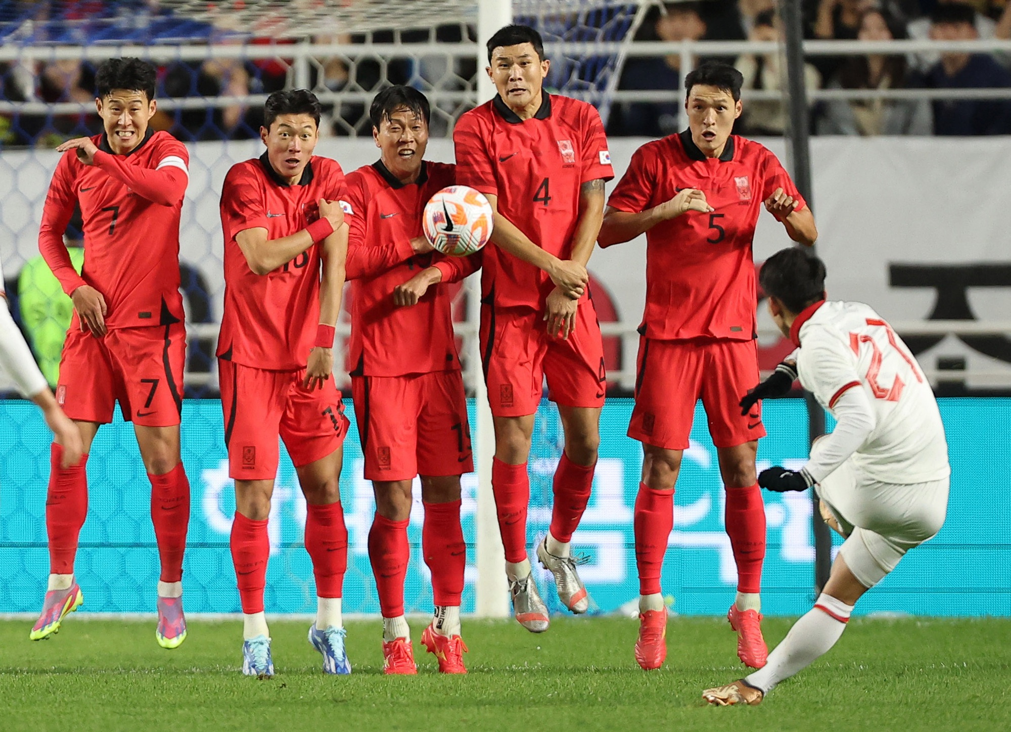 Quả đá phạt tuyệt đẹp của Khuất Văn Khang trong trận giao hữu với đội tuyển Hàn Quốc