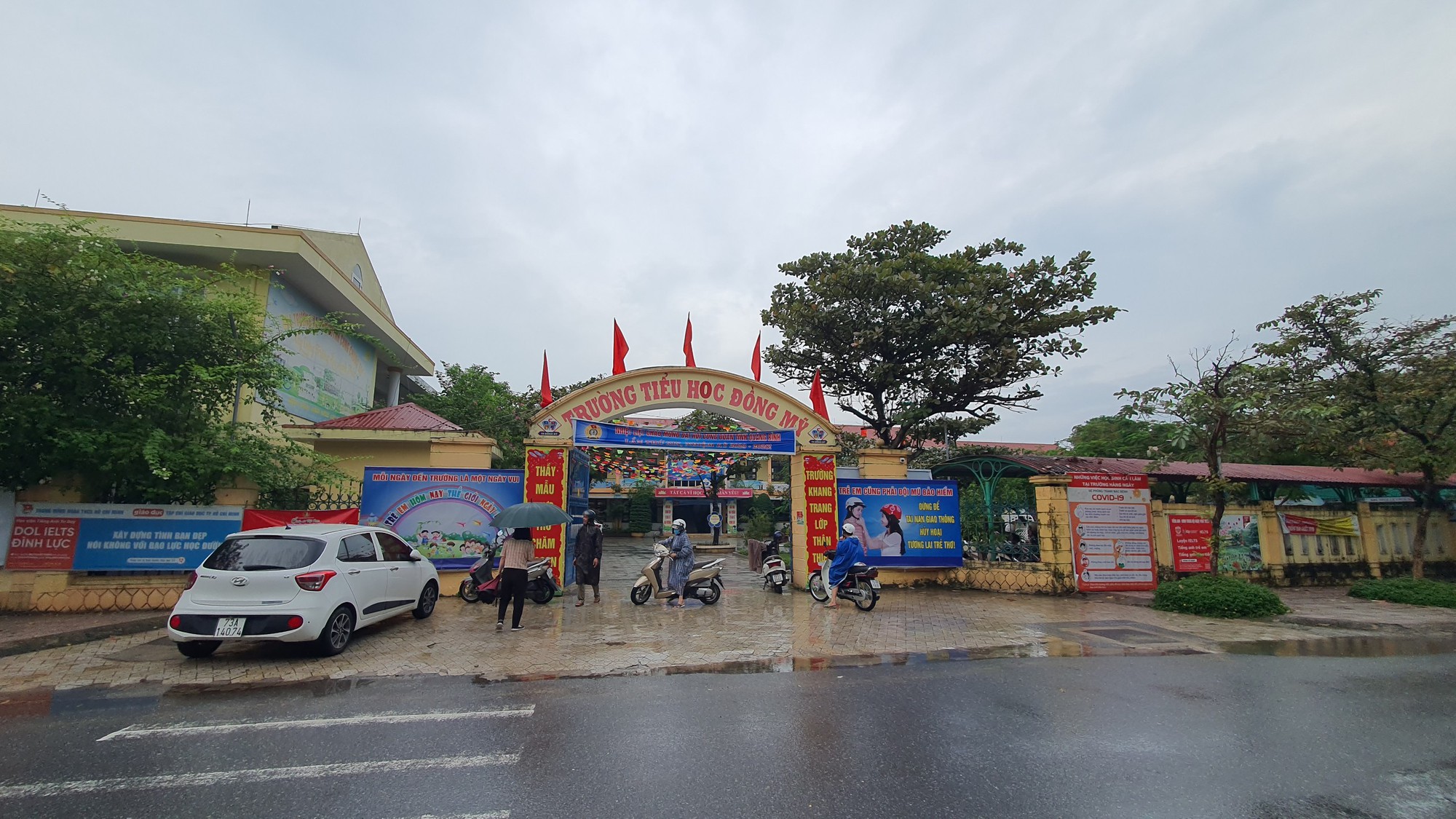 Phụ huynh 'tố' chèn môn 'tự nguyện' vào chính khóa, nhà trường nói sẽ sắp xếp lại - Ảnh 1. Phụ huynh 'tố' chèn môn 'tự nguyện' vào chính khóa, nhà trường nói sẽ sắp xếp lại - Ảnh 1.