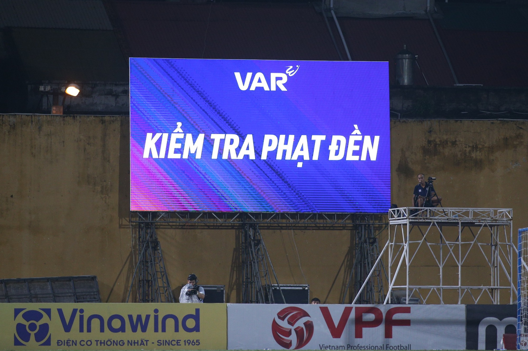 Còi vàng, còi bạc 2023 điều hành VAR vòng 1 mùa giải đặc biệt bóng đá Việt Nam - Ảnh 2.