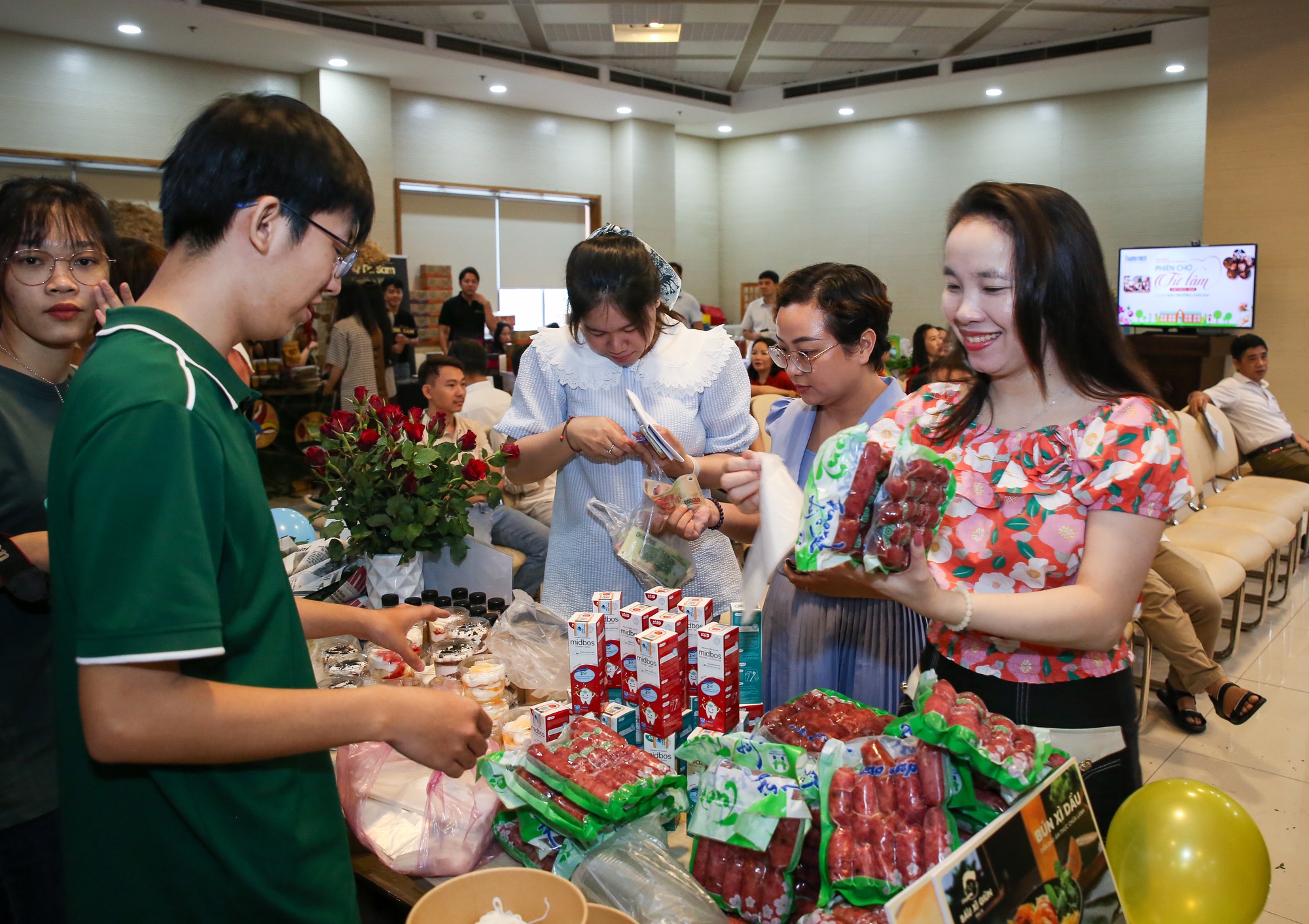 Đông nghẹt người xếp hàng mua món 'hot trend', đặc sản tại phiên chợ Từ Tâm - Ảnh 10.