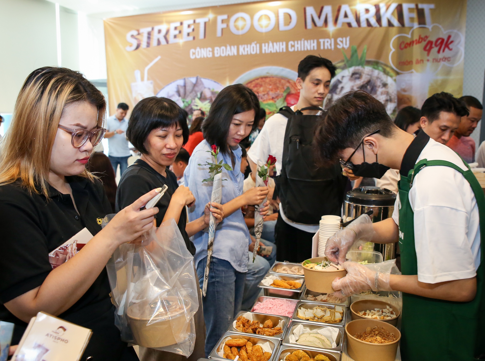Đông nghẹt người xếp hàng mua món 'hot trend', đặc sản tại phiên chợ Từ Tâm - Ảnh 3.