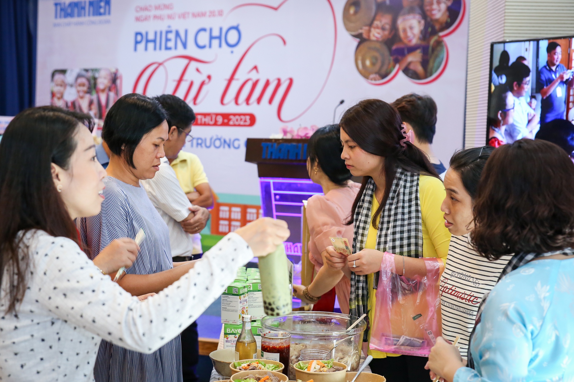 Đông nghẹt người xếp hàng mua món 'hot trend', đặc sản tại phiên chợ Từ Tâm - Ảnh 8.