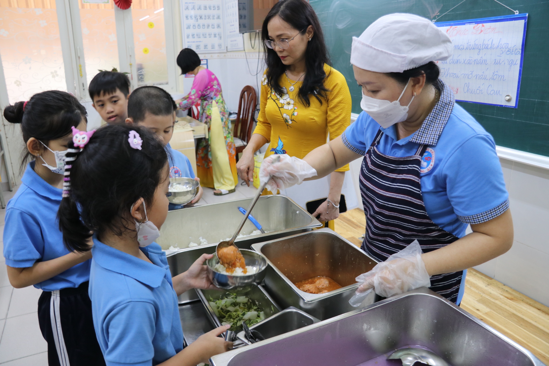Trường học TP.HCM mời cha mẹ vào ăn cơm bán trú cùng con - Ảnh 10. Trường học TP.HCM mời cha mẹ vào ăn cơm bán trú cùng con - Ảnh 10.