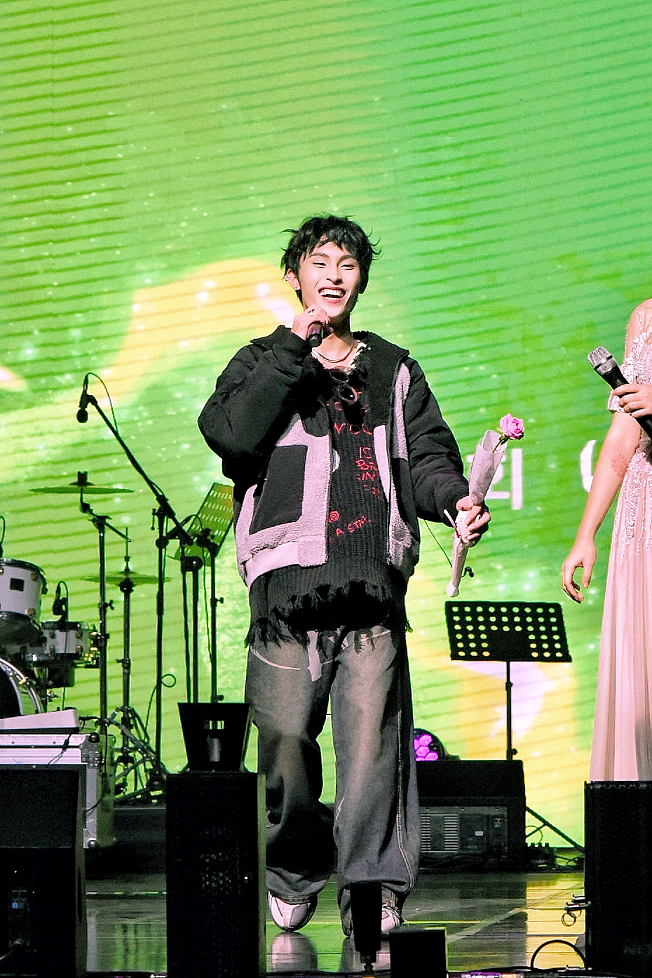 Chủ nhân hit 'Thích em hơi nhiều' khuấy động sân khấu tại Hàn Quốc  - Ảnh 7.