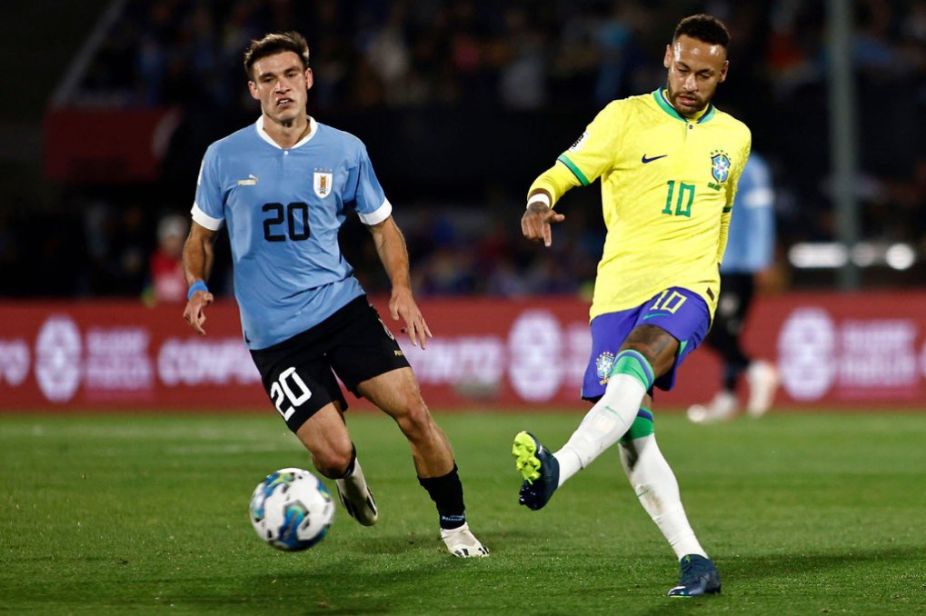 Neymar (phải) không còn nhiều cơ hội thi đấu cho đội tuyển Brazil