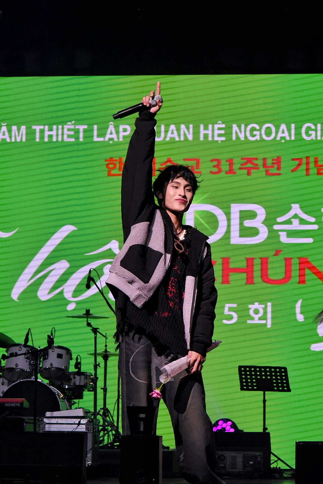 Chủ nhân hit 'Thích em hơi nhiều' khuấy động sân khấu tại Hàn Quốc  - Ảnh 3.