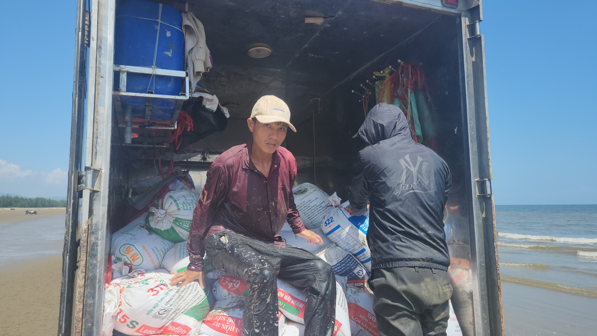 Ngư dân Hà Tĩnh trúng đậm ốc ruốc sau đợt mưa lớn - Ảnh 9. Ngư dân Hà Tĩnh trúng đậm ốc ruốc sau đợt mưa lớn - Ảnh 9.