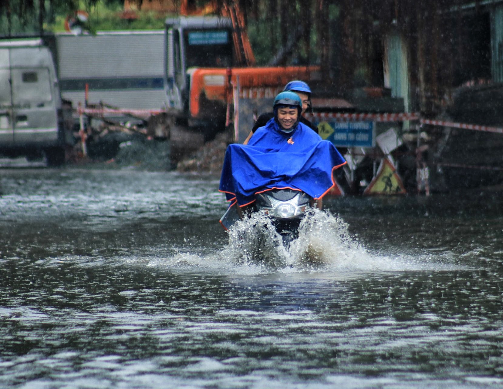 TP.HCM mưa dầm dề từ sáng tới trưa, nhiều tuyến đường chìm trong 'biển nước' - Ảnh 1.