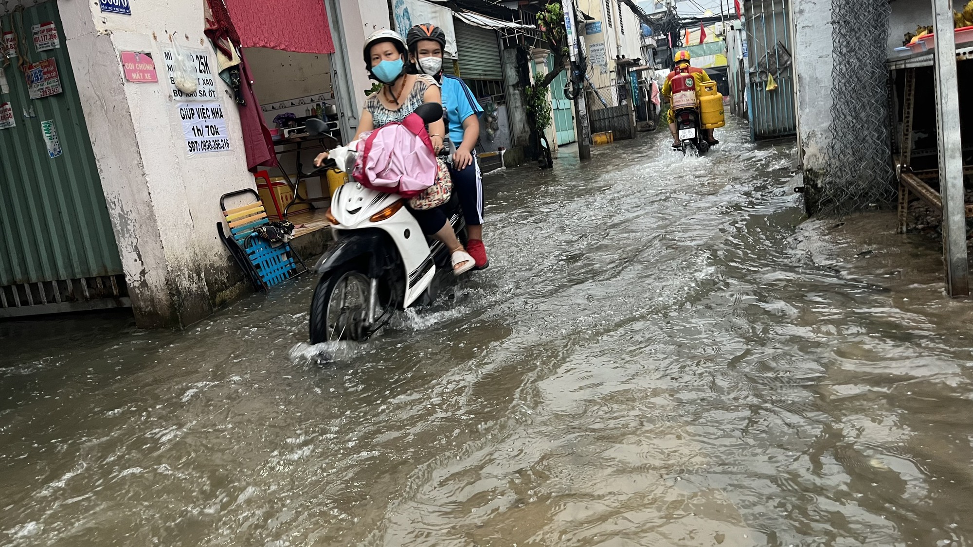 Triều cường gây ngập ở TP.HCM: Người dân bất lực nhìn nước lên, vất vả di chuyển - Ảnh 7.