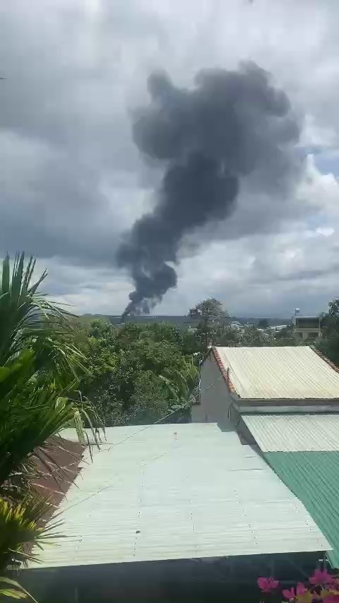Cháy lớn gần Cảng hàng không Pleiku - Ảnh 1.