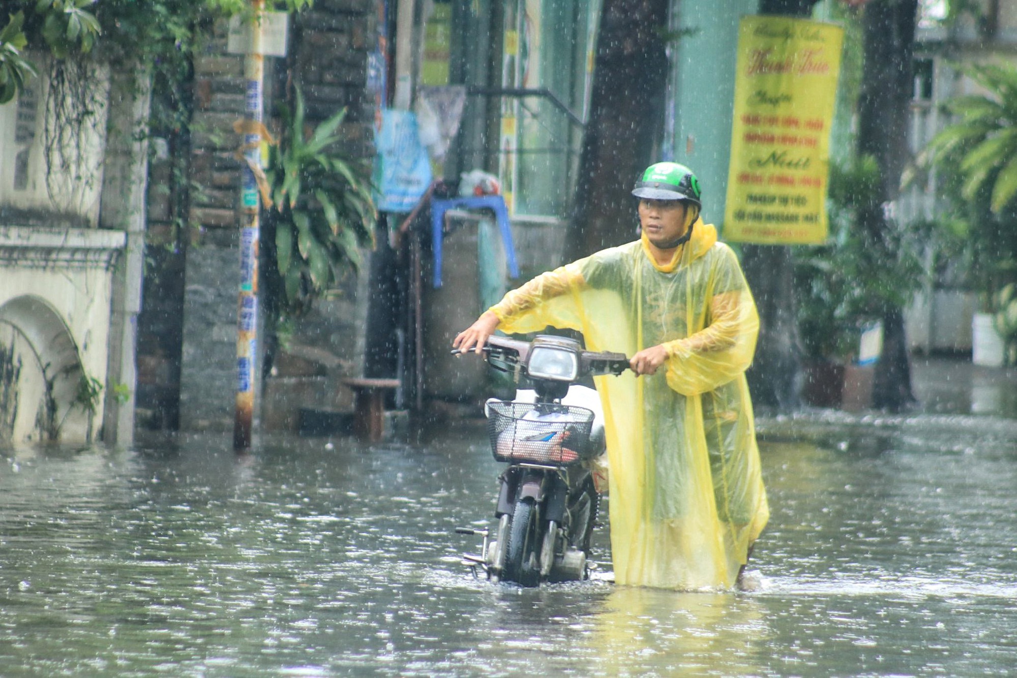 TP.HCM mưa dầm dề từ sáng tới trưa, nhiều tuyến đường chìm trong 'biển nước' - Ảnh 6.