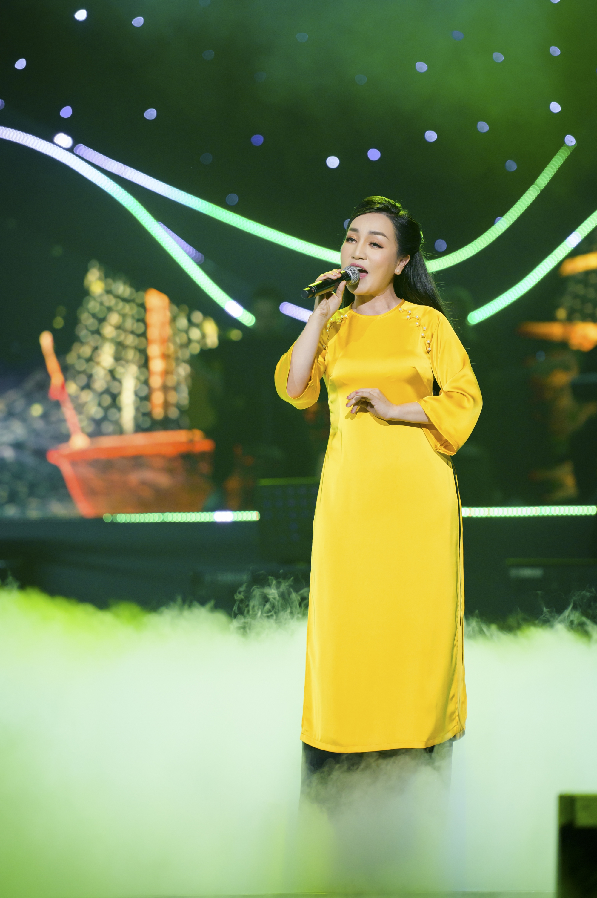 Khán giả đội mưa đến nghe Hương Lan, Thanh Hằng hát - Ảnh 11. Khán giả đội mưa đến nghe Hương Lan, Thanh Hằng hát - Ảnh 11.