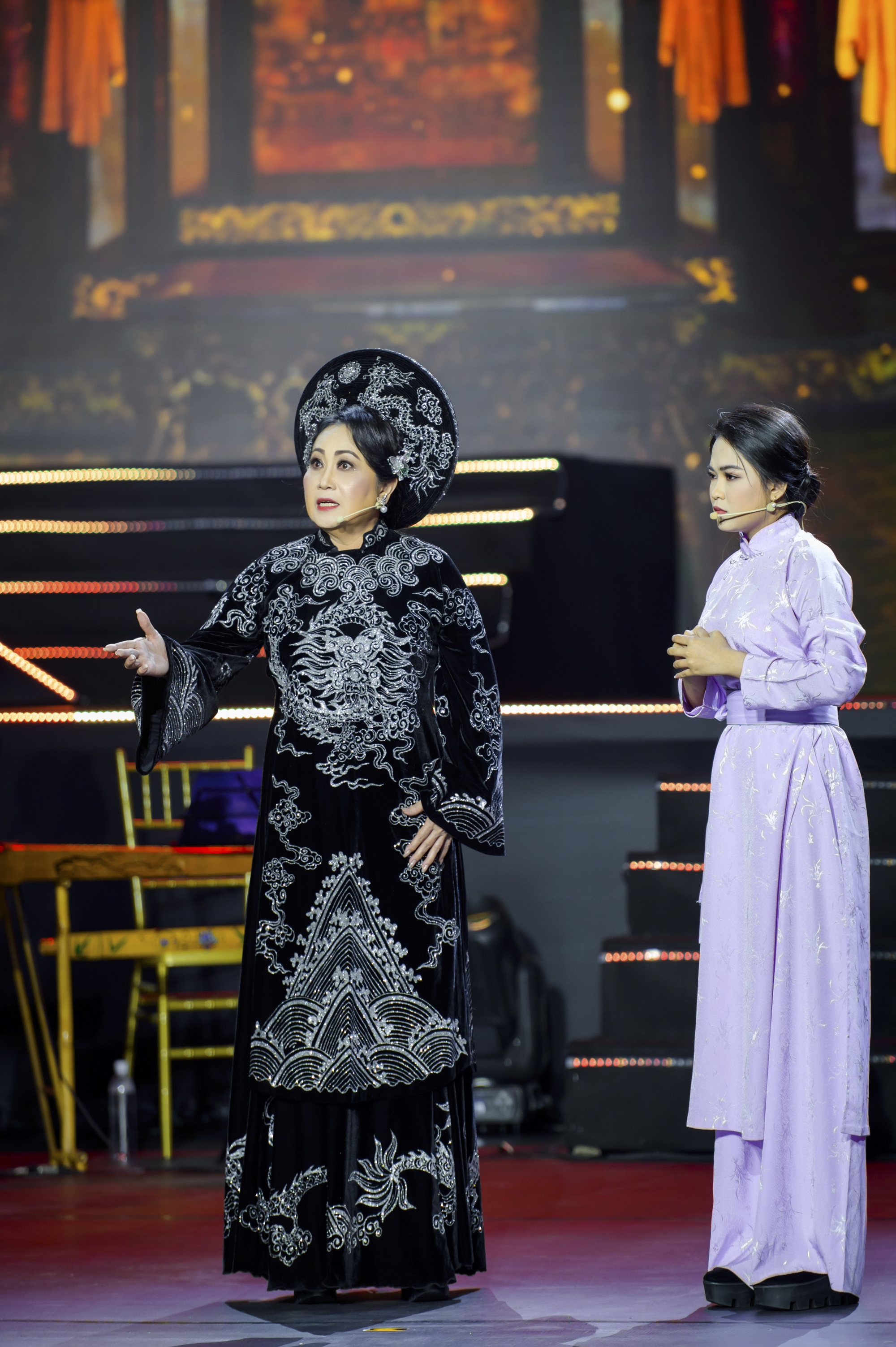 Khán giả đội mưa đến nghe Hương Lan, Thanh Hằng hát - Ảnh 7. Khán giả đội mưa đến nghe Hương Lan, Thanh Hằng hát - Ảnh 7.