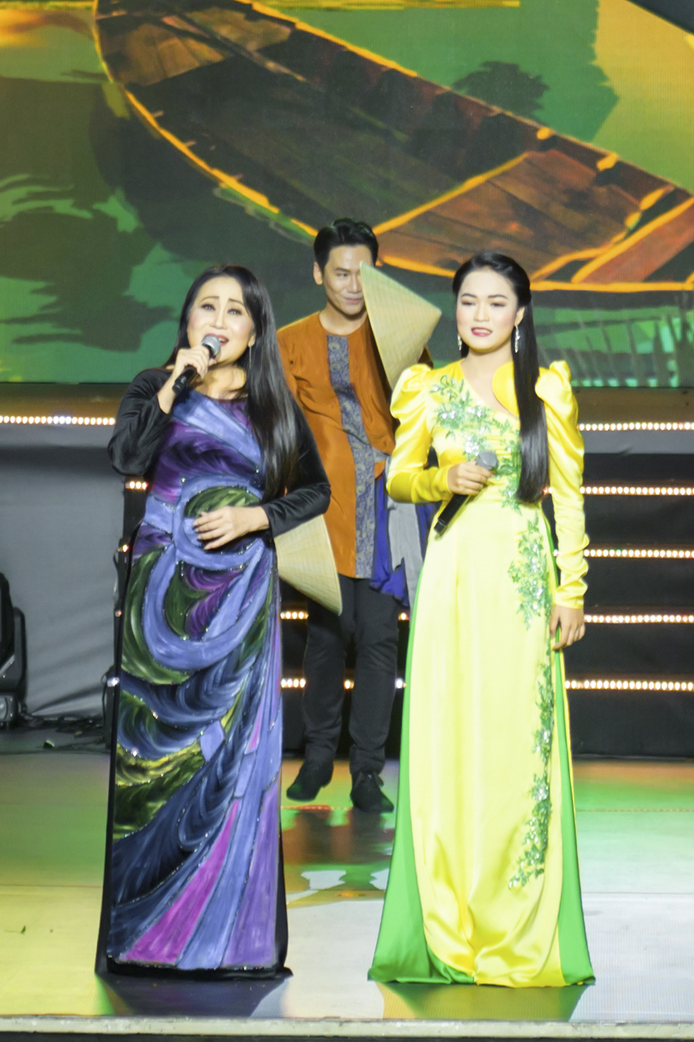 Khán giả đội mưa đến nghe Hương Lan, Thanh Hằng hát - Ảnh 8. Khán giả đội mưa đến nghe Hương Lan, Thanh Hằng hát - Ảnh 8.