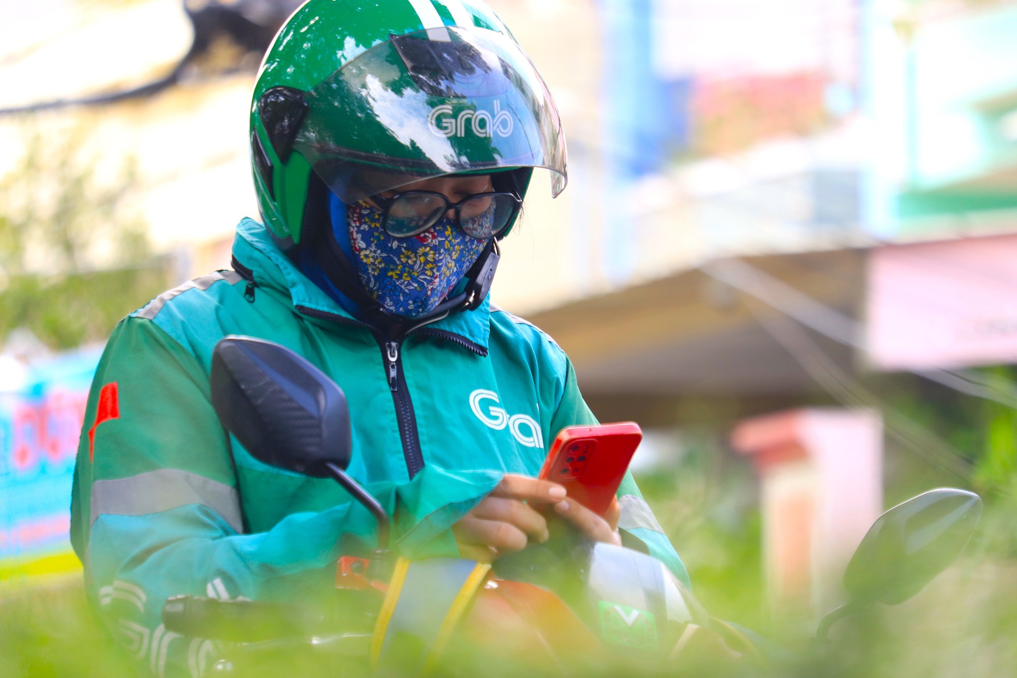 Mẹ đơn thân chạy Grab nuôi mẹ già cùng 2 con: 'Tôi thích đi trong mưa vì…' - Ảnh 1. Mẹ đơn thân chạy Grab nuôi mẹ già cùng 2 con: 'Tôi thích đi trong mưa vì…' - Ảnh 1.