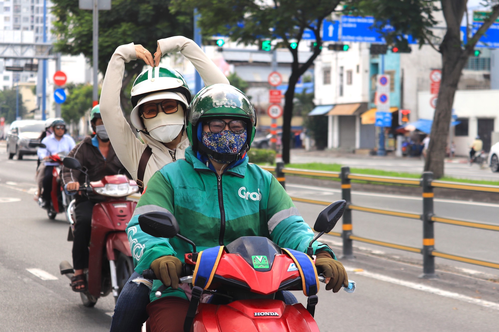 Mẹ đơn thân chạy Grab nuôi mẹ già cùng 2 con: 'Tôi thích đi trong mưa vì…' - Ảnh 7. Mẹ đơn thân chạy Grab nuôi mẹ già cùng 2 con: 'Tôi thích đi trong mưa vì…' - Ảnh 7.