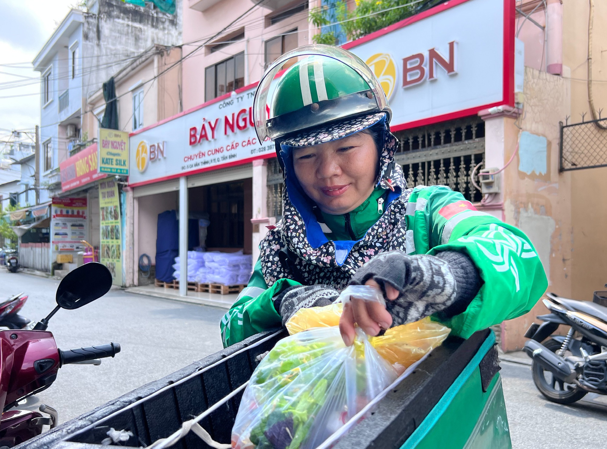 Cú hích từ lần chạy thử Grab, mẹ đơn thân đổi đời khiến con trai tự hào - Ảnh 9. Cú hích từ lần chạy thử Grab, mẹ đơn thân đổi đời khiến con trai tự hào - Ảnh 9.