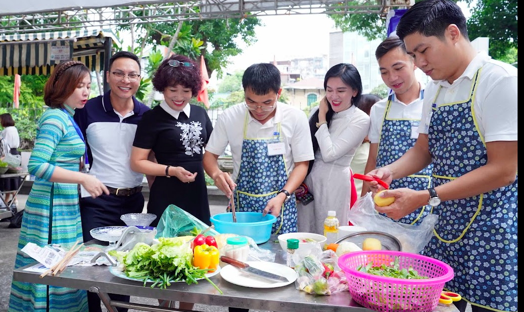 'Cánh mày râu' hào hứng vào bếp thi nấu ăn Ngày phụ nữ Việt Nam - Ảnh 4.