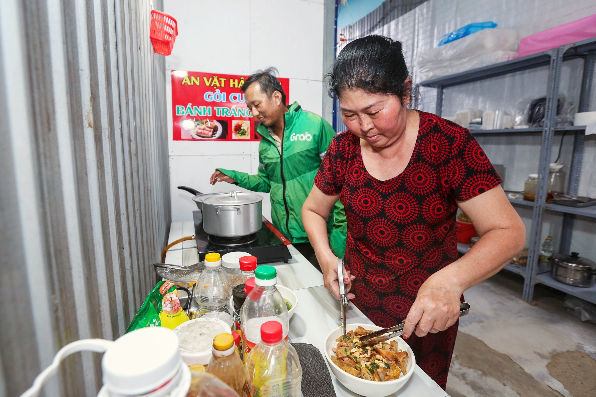 Quán bún thịt nướng không bao giờ nghỉ ở TP.HCM của vợ chồng chạy Grab: Nhập viện... - Ảnh 7. Quán bún thịt nướng không bao giờ nghỉ ở TP.HCM của vợ chồng chạy Grab: Nhập viện... - Ảnh 7.