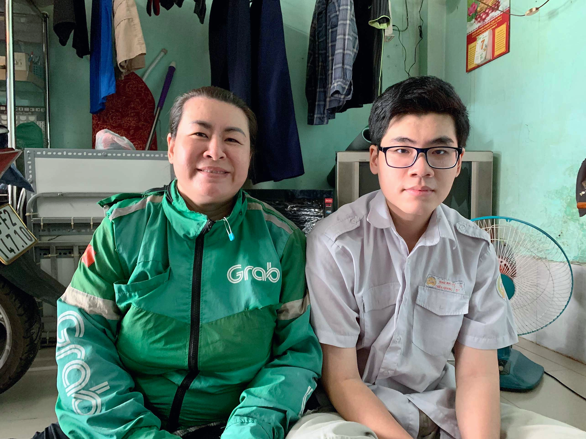 Mẹ đơn thân 7 năm chạy Grab để mở rộng cánh cửa đại học cho con trai - Ảnh 3. Mẹ đơn thân 7 năm chạy Grab để mở rộng cánh cửa đại học cho con trai - Ảnh 3.
