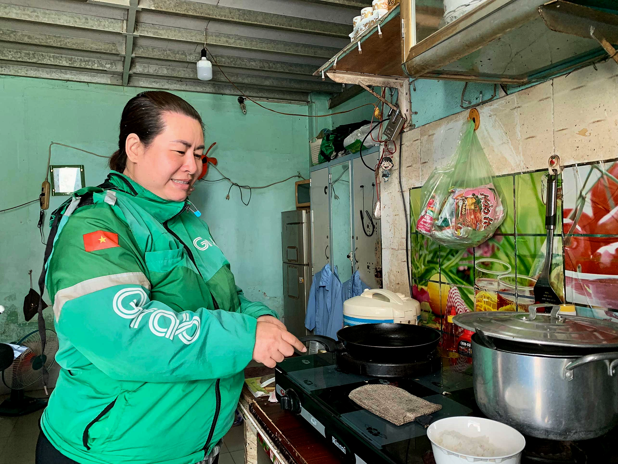 Mẹ đơn thân 7 năm chạy Grab để mở rộng cánh cửa đại học cho con trai - Ảnh 5. Mẹ đơn thân 7 năm chạy Grab để mở rộng cánh cửa đại học cho con trai - Ảnh 5.