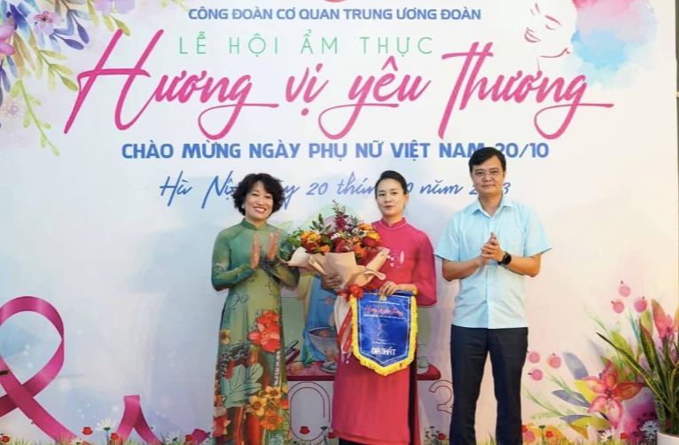'Cánh mày râu' hào hứng vào bếp thi nấu ăn Ngày phụ nữ Việt Nam - Ảnh 1.