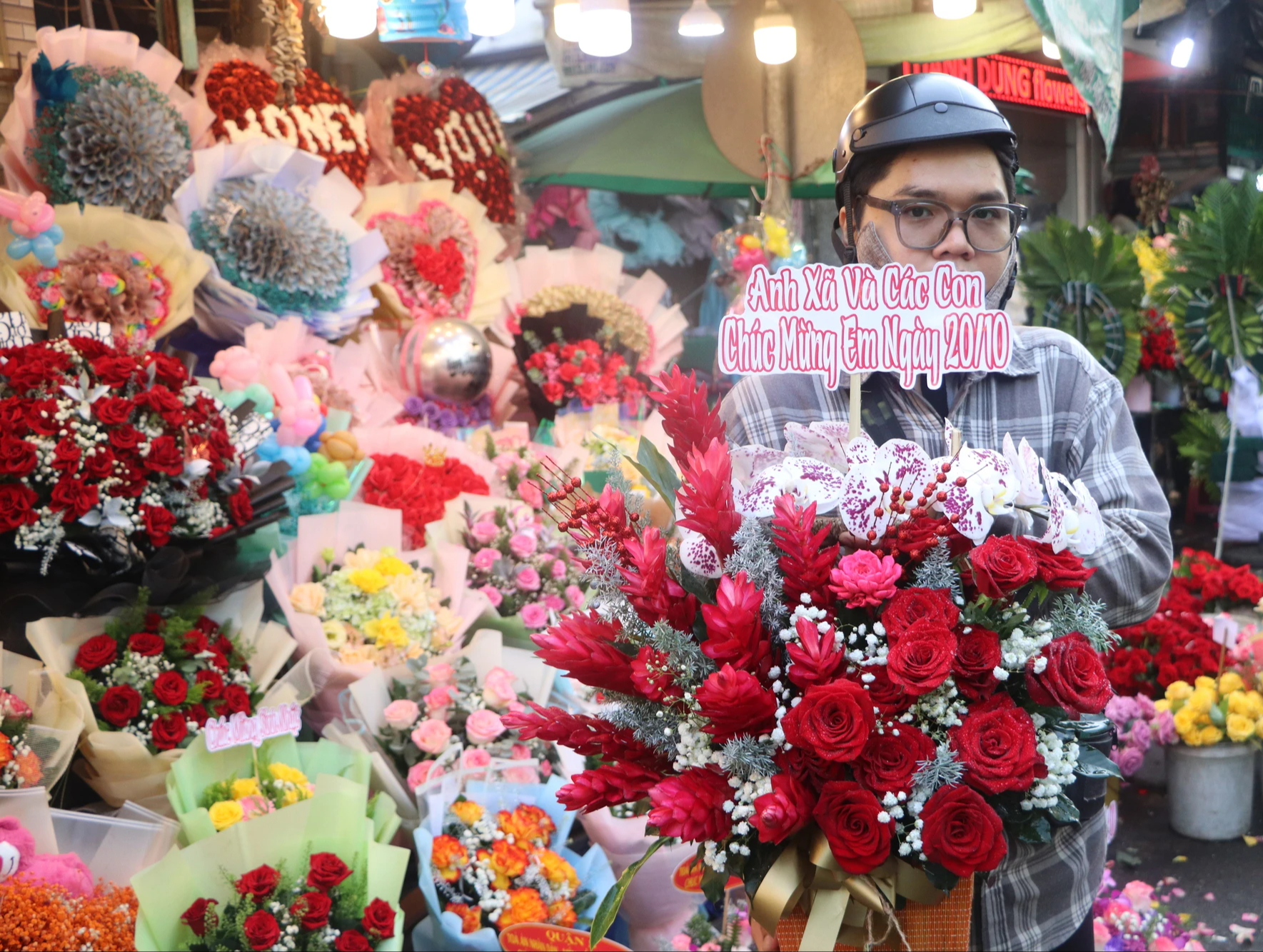 Ngày Phụ nữ Việt Nam: Có những bó hoa “xịn sò” trị giá vài triệu đồng - Ảnh 7.