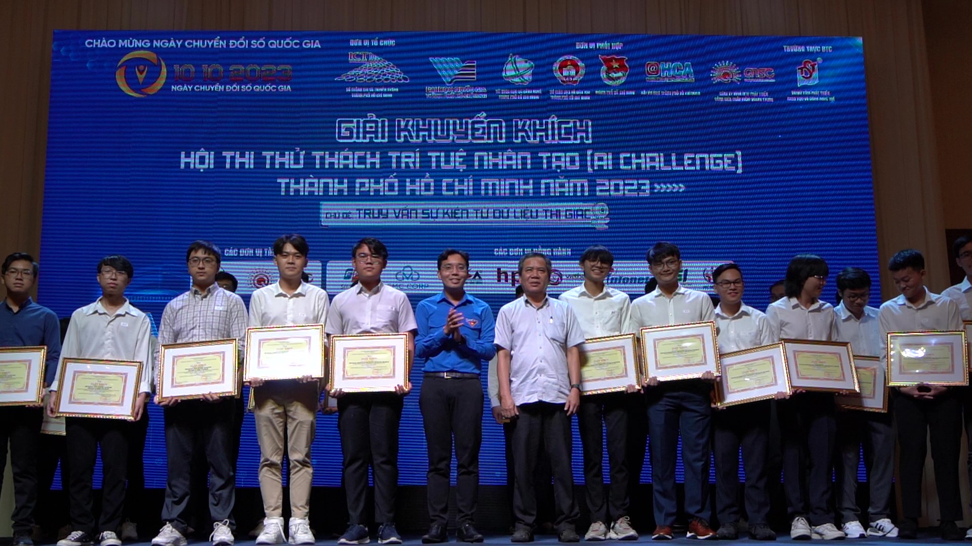Đi thi lấy kinh nghiệm, nhóm sinh viên UIT giành giải nhất về trí tuệ nhân tạo - Ảnh 2. Đi thi lấy kinh nghiệm, nhóm sinh viên UIT giành giải nhất về trí tuệ nhân tạo - Ảnh 2.