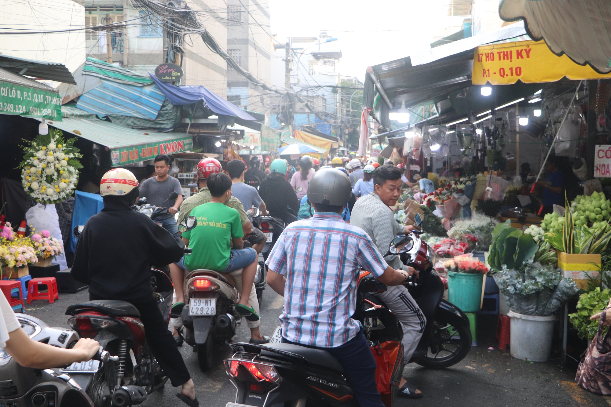 Ngày Phụ nữ Việt Nam: Có những bó hoa “xịn sò” trị giá vài triệu đồng - Ảnh 8.