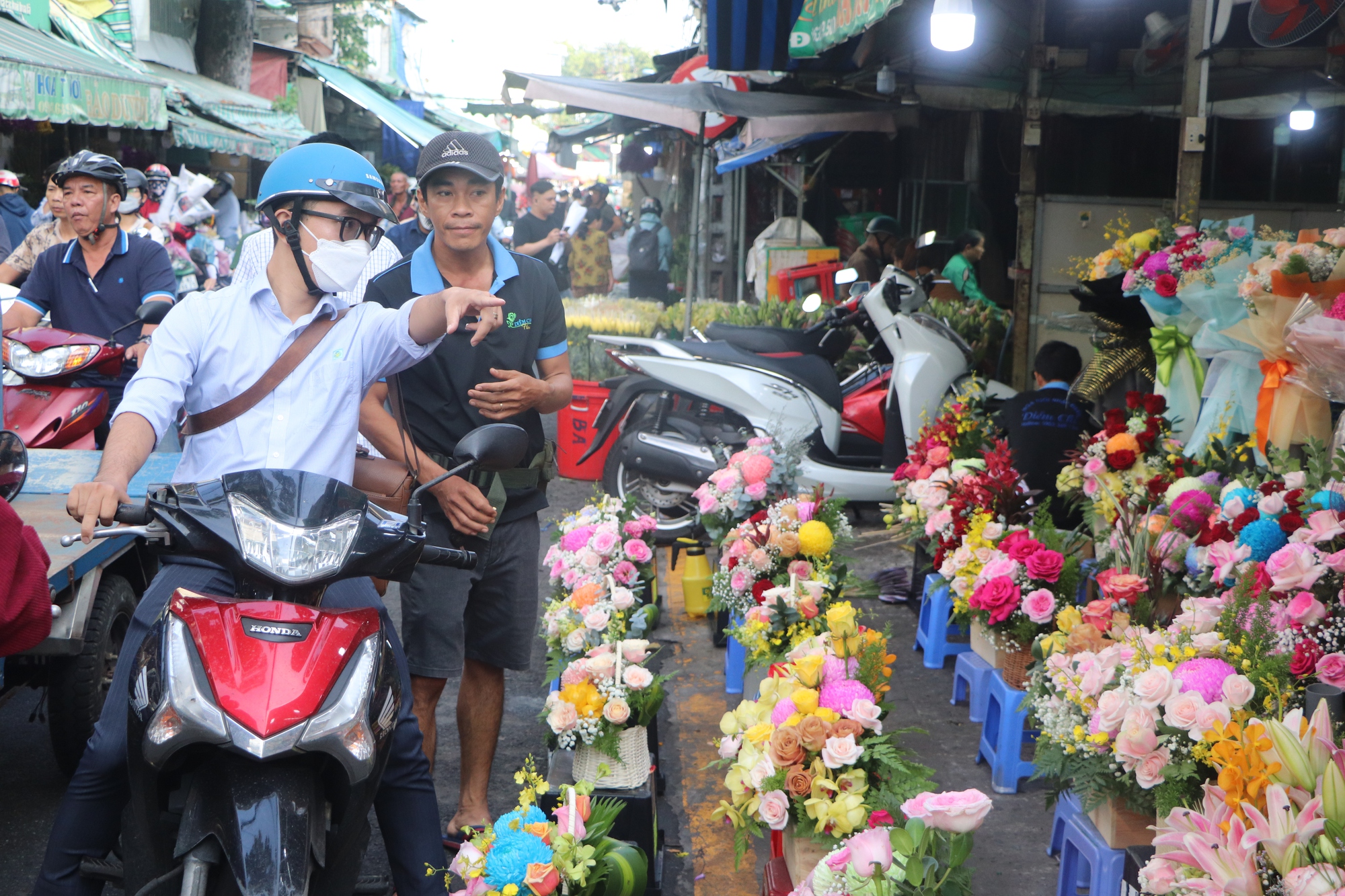 Ngày Phụ nữ Việt Nam: Có những bó hoa “xịn sò” trị giá vài triệu đồng - Ảnh 3.