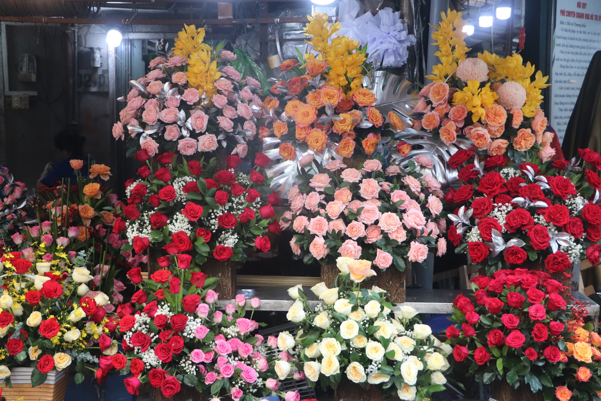 Ngày Phụ nữ Việt Nam: Có những bó hoa “xịn sò” trị giá vài triệu đồng - Ảnh 1.