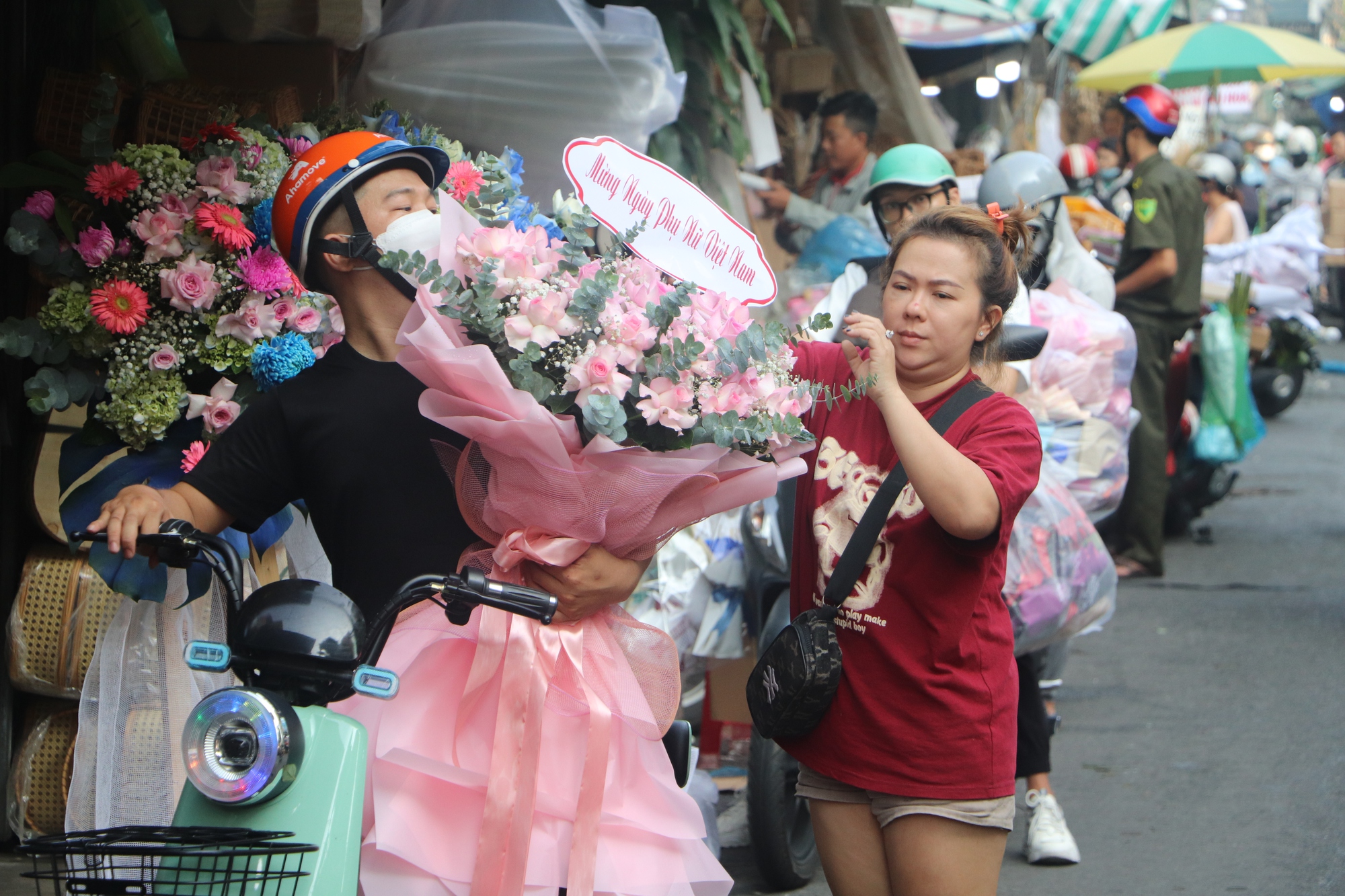 Ngày Phụ nữ Việt Nam: Có những bó hoa “xịn sò” trị giá vài triệu đồng - Ảnh 4.