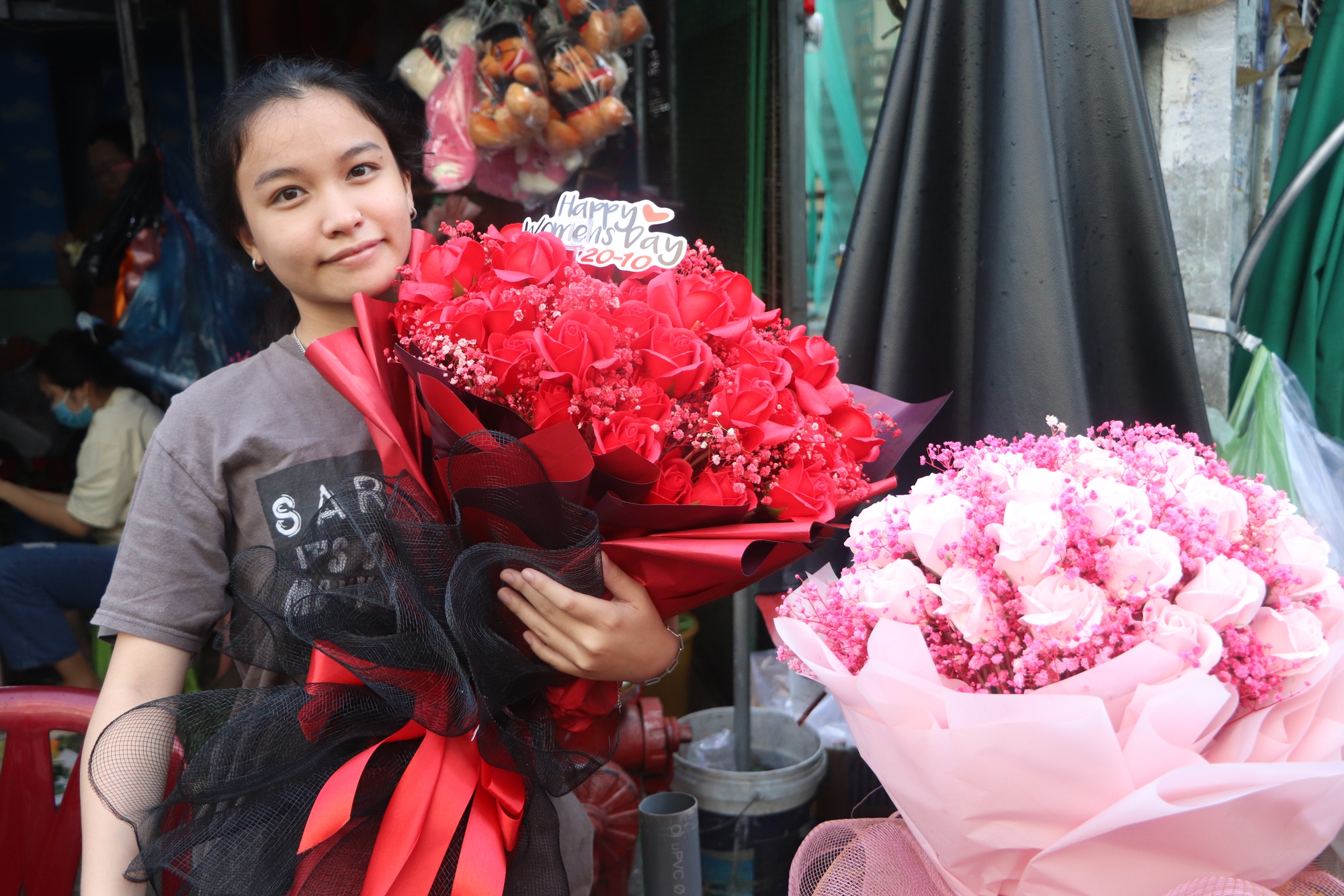 Ngày Phụ nữ Việt Nam: Có những bó hoa “xịn sò” trị giá vài triệu đồng - Ảnh 6.