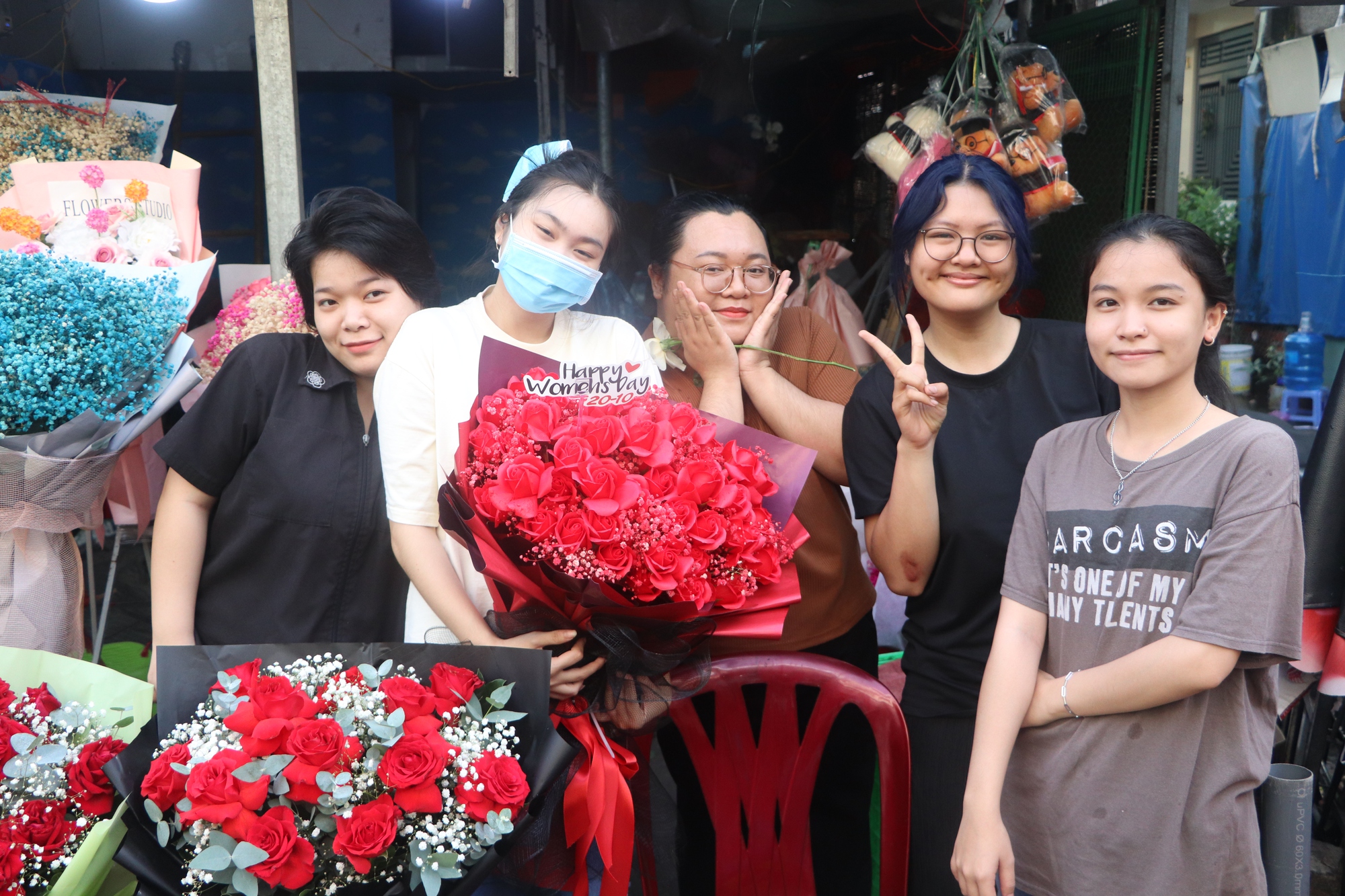 Ngày Phụ nữ Việt Nam: Có những bó hoa “xịn sò” trị giá vài triệu đồng - Ảnh 5.