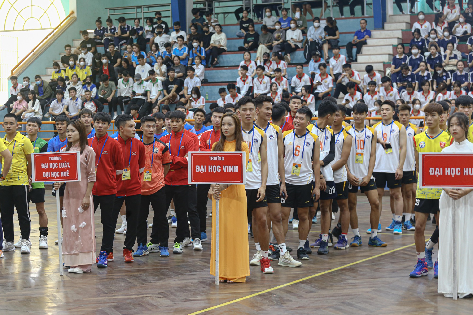 Sôi động vòng loại miền Trung giải bóng chuyền sinh viên toàn quốc - Ảnh 1.
