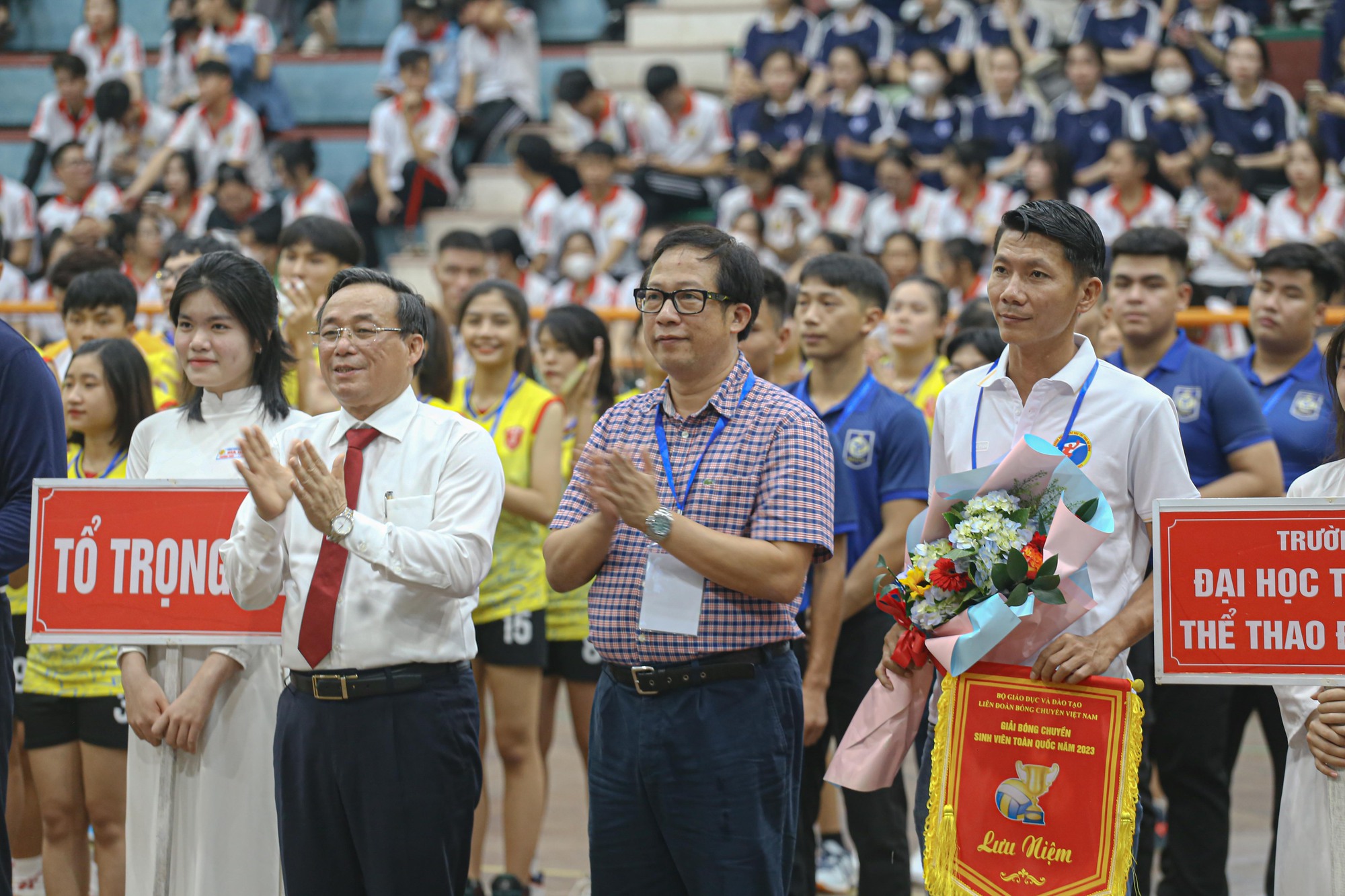 Sôi động vòng loại miền Trung giải bóng chuyền sinh viên toàn quốc - Ảnh 2.