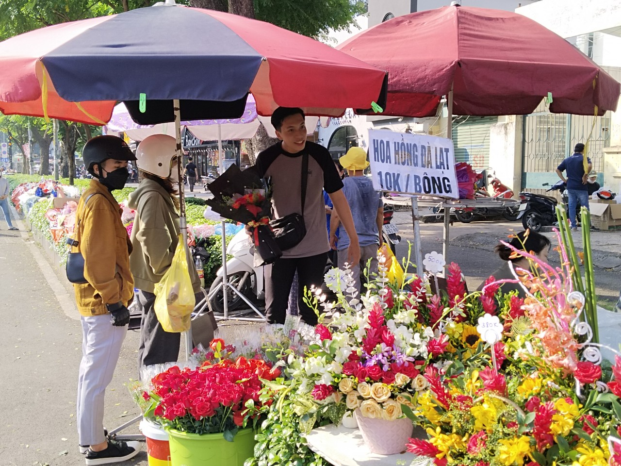 Ngày Phụ nữ Việt Nam: Có những bó hoa “xịn sò” trị giá vài triệu đồng - Ảnh 11.