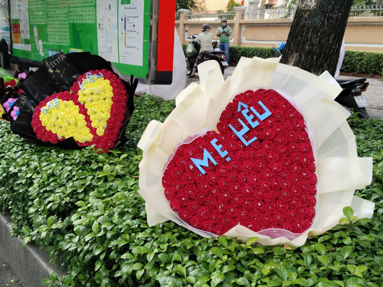 Ngày Phụ nữ Việt Nam: Có những bó hoa “xịn sò” trị giá vài triệu đồng - Ảnh 9.