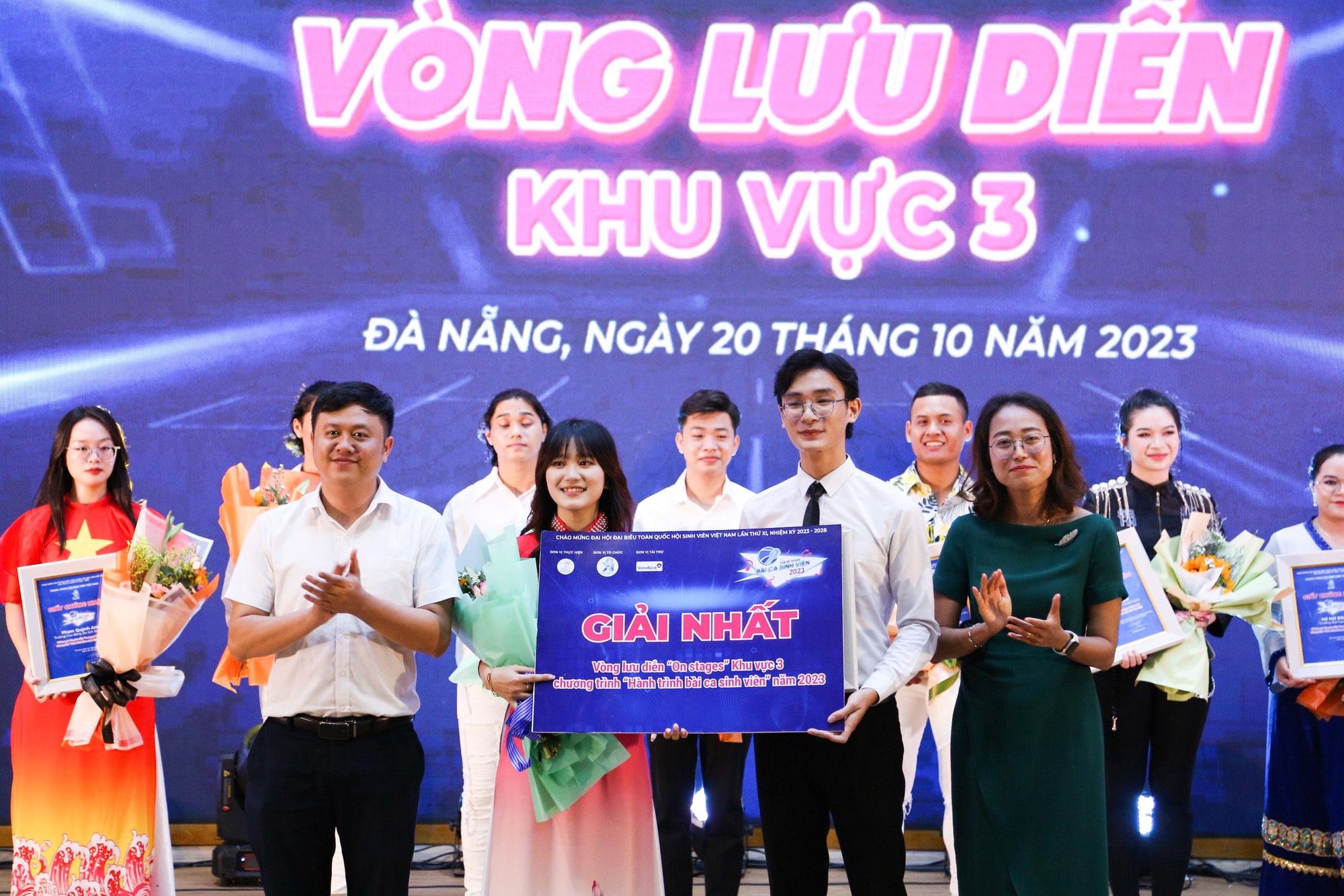 &quot;Tan chảy&quot; cùng Hoàng Dũng tại sân khấu Hành trình bài ca sinh viên - Ảnh 5.