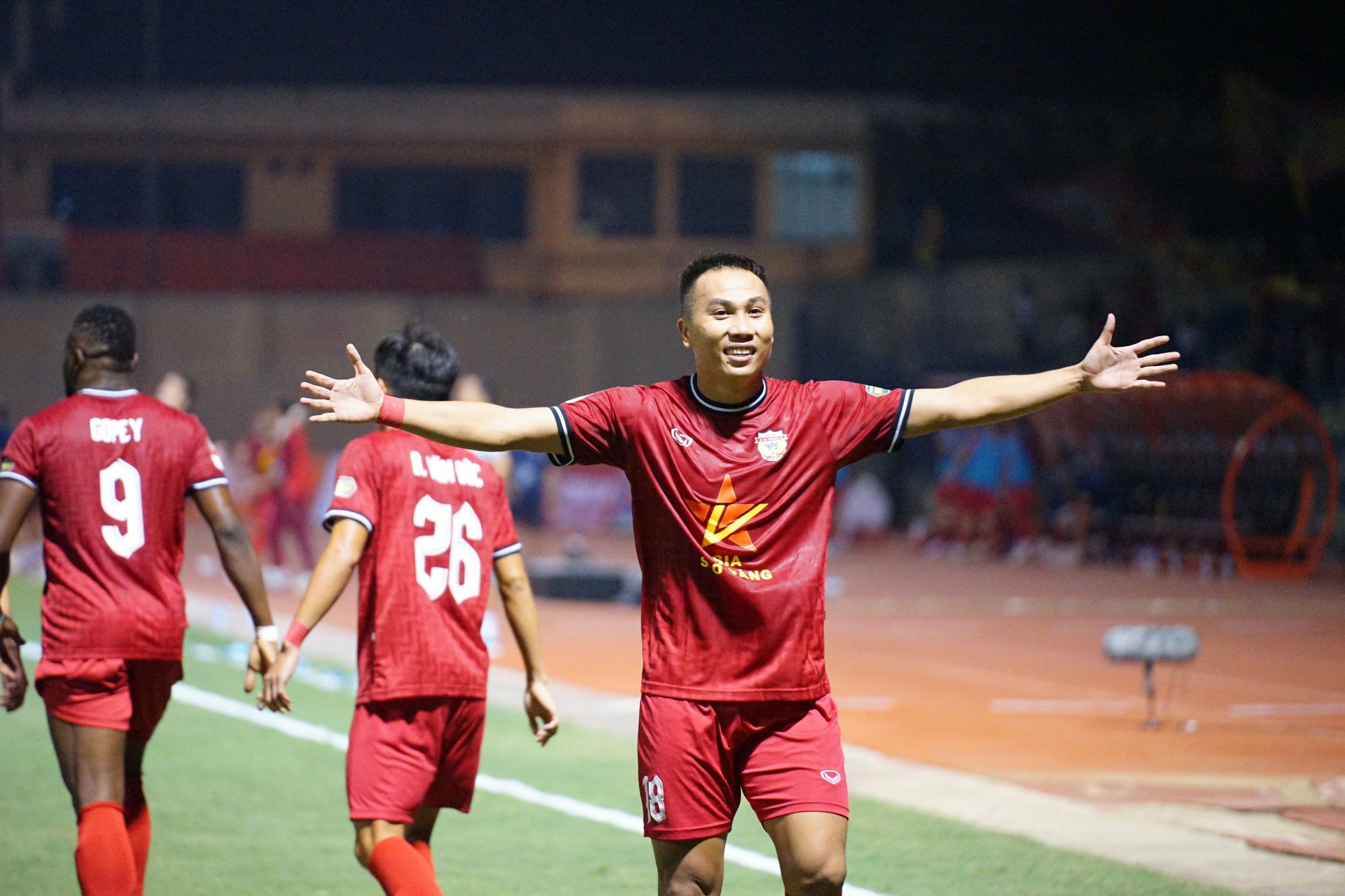 V-League: Tiền đạo đội tuyển Việt Nam tỏa sáng, Hà Tĩnh gây bất ngờ tại xứ Thanh - Ảnh 1.