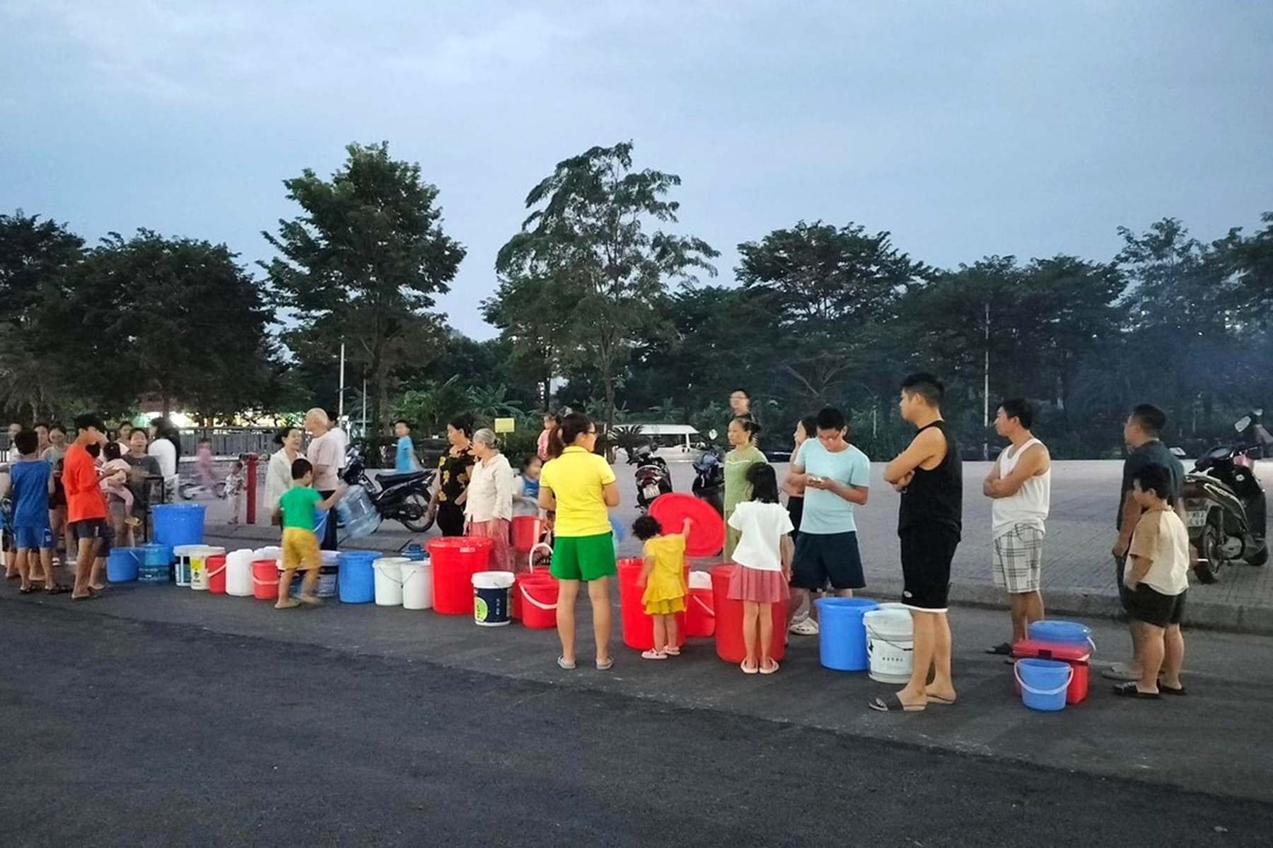 Vụ cư dân 'khát' nước sạch: Hàng trăm người vẫn phải xếp hàng mang xô xách nước - Ảnh 6.