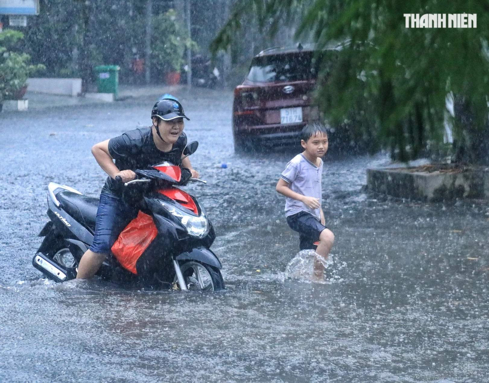 TP.HCM có mưa lớn, đường ngập sâu: Người ngã tắm nước đen, xe chết máy la liệt - Ảnh 1.