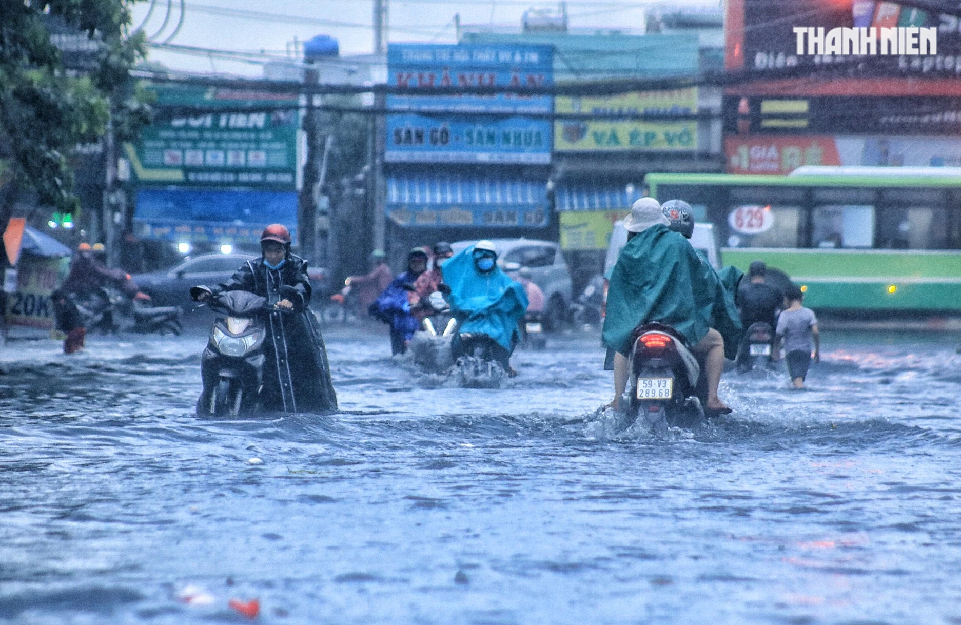 TP.HCM có mưa lớn, đường ngập sâu: Người ngã tắm nước đen, xe chết máy la liệt - Ảnh 2.