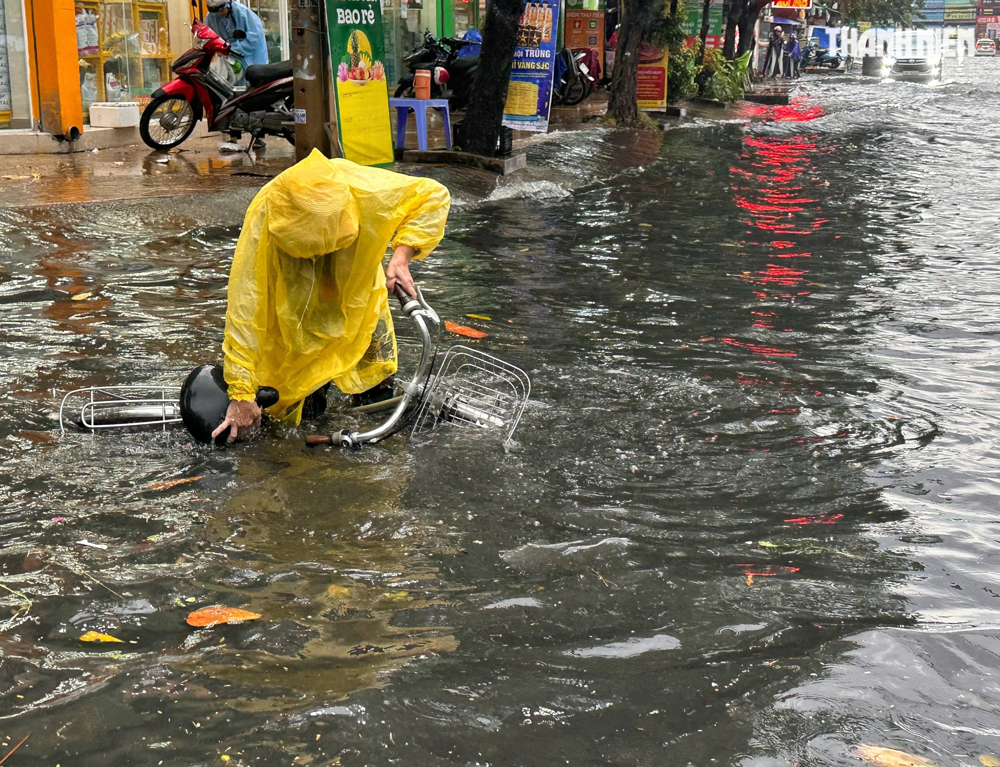 TP.HCM có mưa lớn, đường ngập sâu: Người ngã tắm nước đen, xe chết máy la liệt - Ảnh 3.